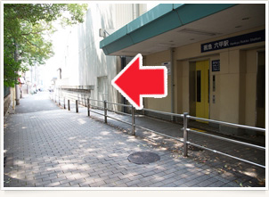 アクセス 八幡神社看板より右手方向